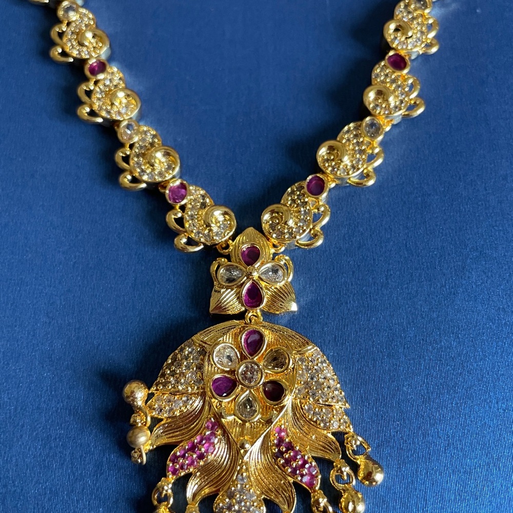 Elegant Gold-Tone Necklace with Pink Accent Stones
